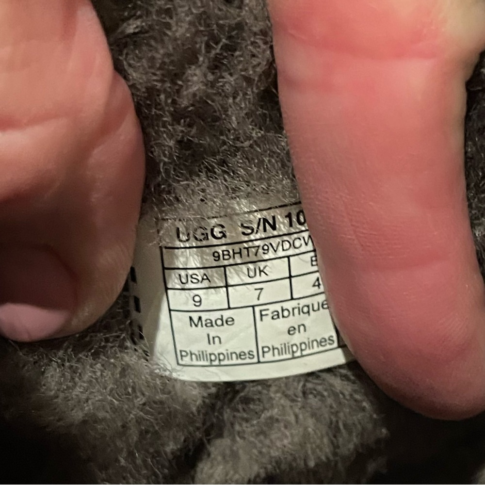 UGGS - Picture 4 of 7